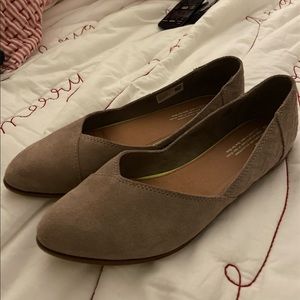 Toms size 10 woman’s suede flat in excellent condition.